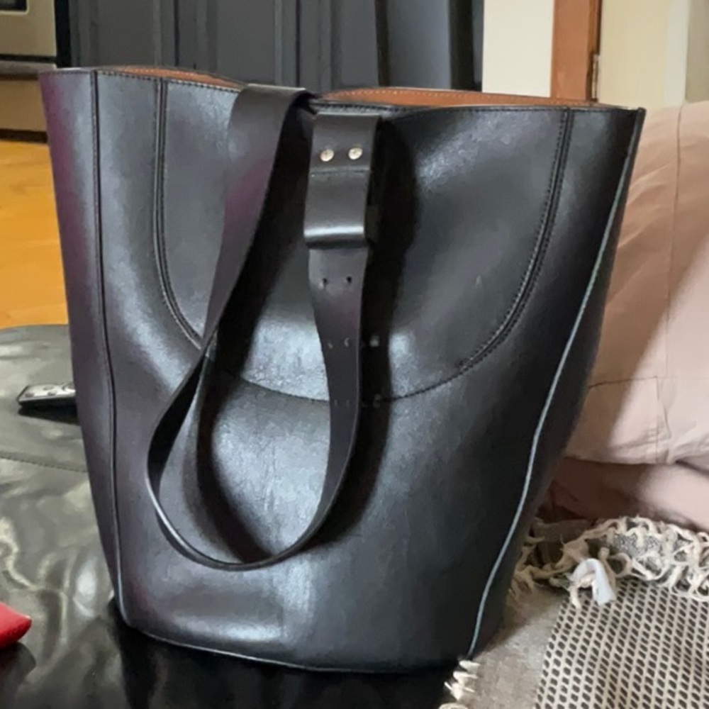Zara Large Leather Bucket Bag

$239 - Picture 9 of 14